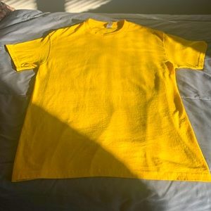 medium sized gildan t-shirt
